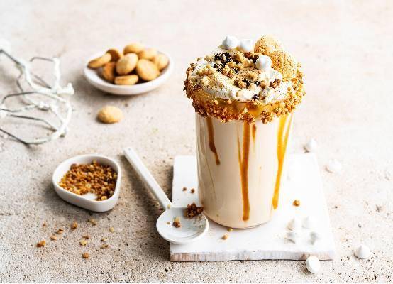 Caramel Frappuccino with amaretti, caramel crunches and meringue decoration