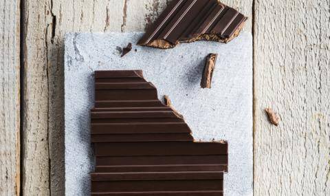 Dark sugars free chocolate with a praliné filling without added sugars