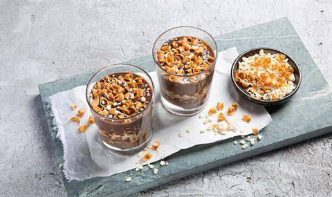 Mousse with broken meringue and caramel taco curls