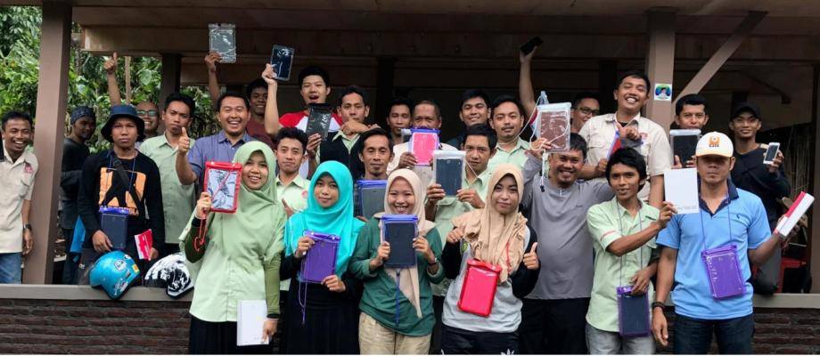 Field facilitators holding mobile devices with the Katchilè app after their training session.