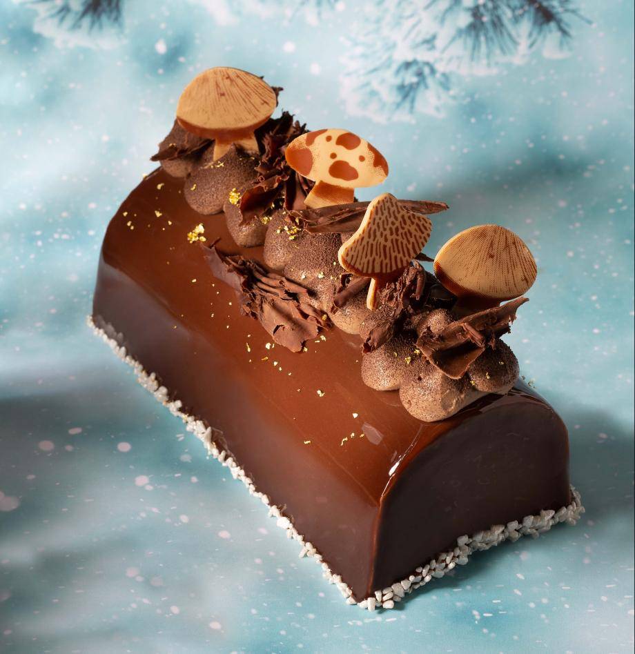 Mushroom shaped decoration, caramel Doré, dark shavings, silver marzipan
