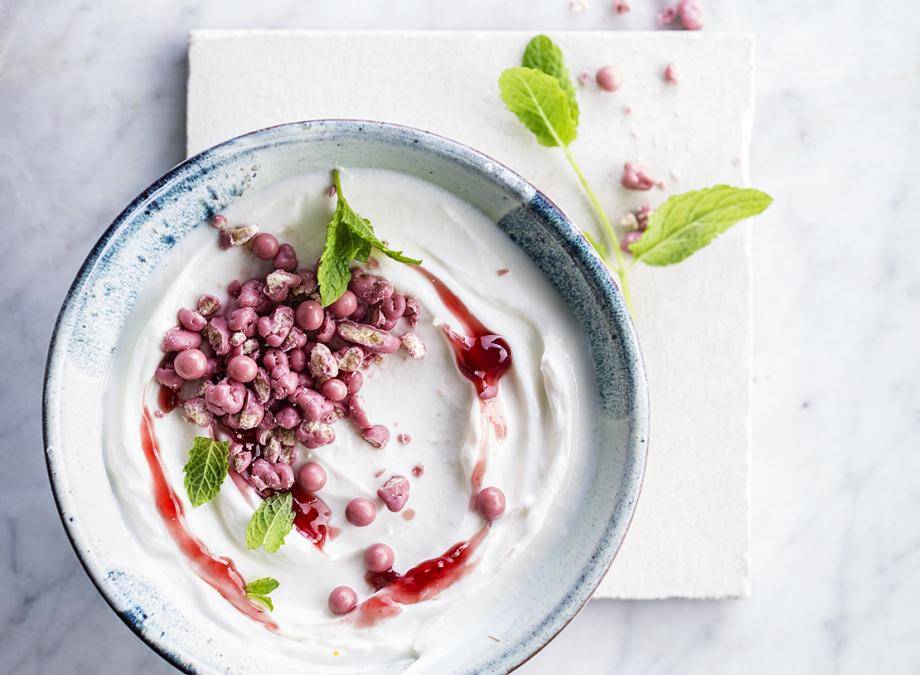 Yogurt with ruby chocolate crispy bites