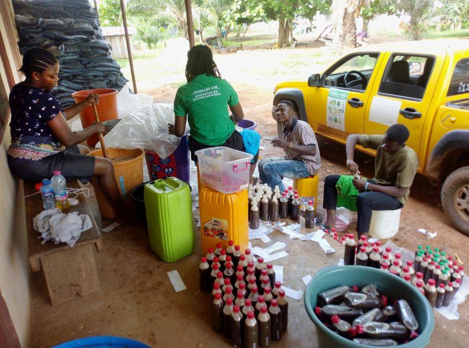 Cocoa farmers preparing soap - Covid-19