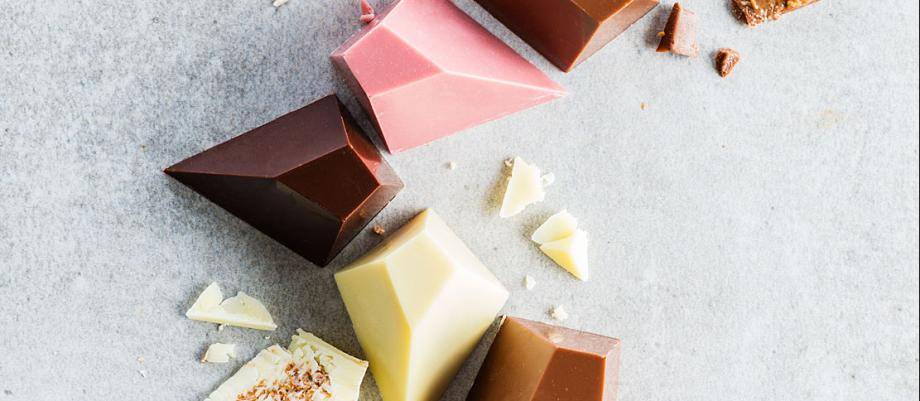 Multisensorial pralines with milk, dark, white and ruby chocolate and a filling with crunchy inclusions