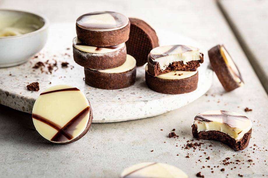 Chocolate biscuit filling