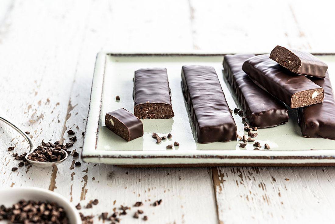 Snack bar with compound coating for enrobing thin layer